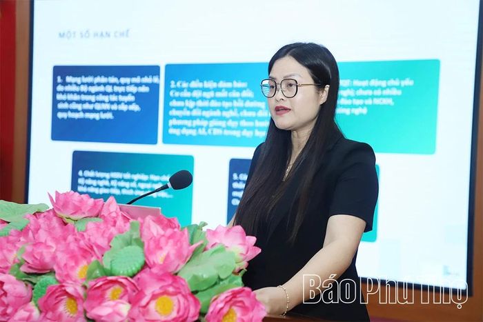 Đại diện lãnh đạo Phòng Giáo dục nghề nghiệp trình bày báo cáo tại hội nghị.