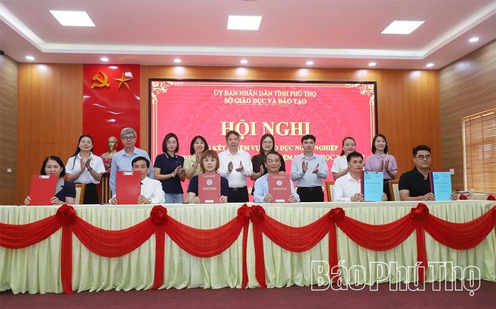 Đại diện các doanh nghiệp, nhà trường ký kết ký kết chương trình phối hợp đào tạo. 