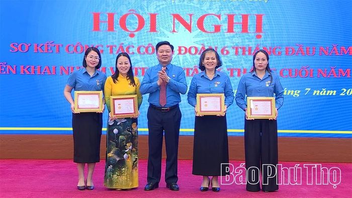 Lãnh đạo LĐLĐ tỉnh tặng kỷ niệm chương "Vì sự nghiệp xây dựng tổ chức Công đoàn Việt Nam" cho 4 cá nhân.