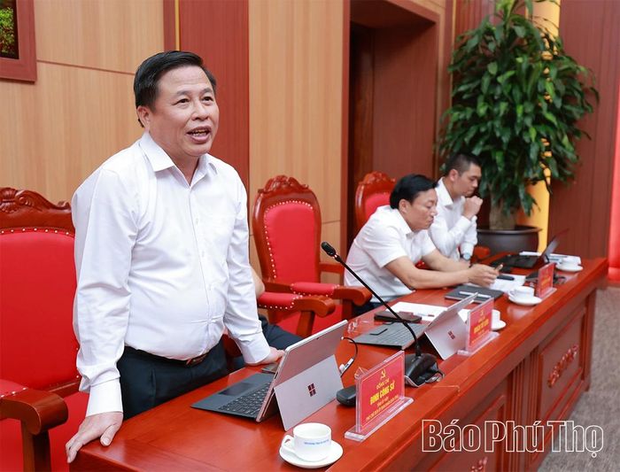 Đồng chí Phó Chủ tịch UBND tỉnh Đinh Công Sứ phát biểu tại hội nghị.