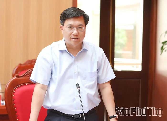 Đồng chí Chủ tịch UBND tỉnh Trần Duy Đông phát biểu tại hội nghị.