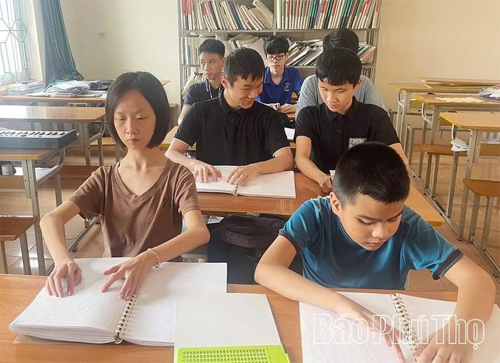 Học sinh khiếm thị học chữ nổi Braille tại Trung tâm Giáo dục và Giáo dục nghề nghiệp, tạo nền tảng để tiếp cận tri thức và hòa nhập cộng đồng.