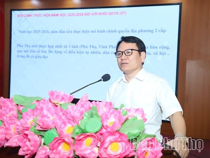 Đại diện Phòng Giáo dục thường xuyên, Sở Giáo dục và Đào tạo trình bày báo cáo trung tâm tại hội nghị.