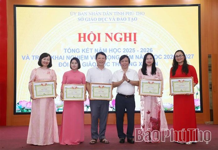 Phó Giám đốc Sở Giáo dục và Đào tạo Đỗ Thanh trao Giấy khen của Sở Giáo dục và Đào tạo cho các tập thể, cá nhân có thành tích xuất sắc.