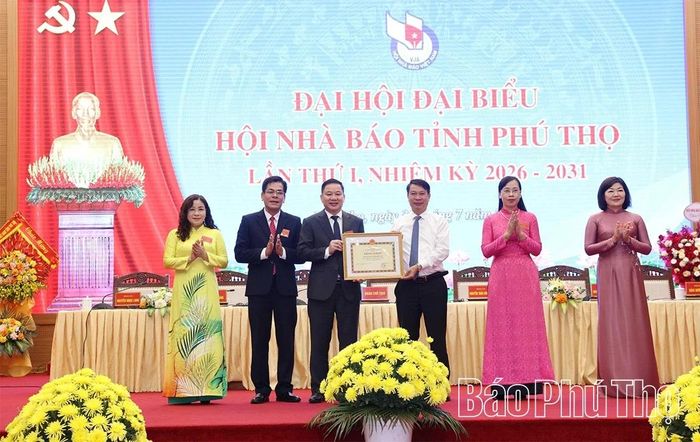Đồng chí Phó Chủ tịch UBND tỉnh Nguyễn Khắc Hiếu trao Bằng khen của Chủ tịch UBND tỉnh cho Hội Nhà báo tỉnh.