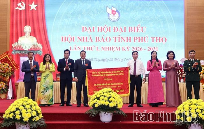 Đồng chí Phó Bí thư Tỉnh ủy Bùi Huy Vĩnh tặng Hội Nhà báo tỉnh bức trướng của Tỉnh ủy, HĐND, UBND, Ủy ban MTTQ tỉnh.