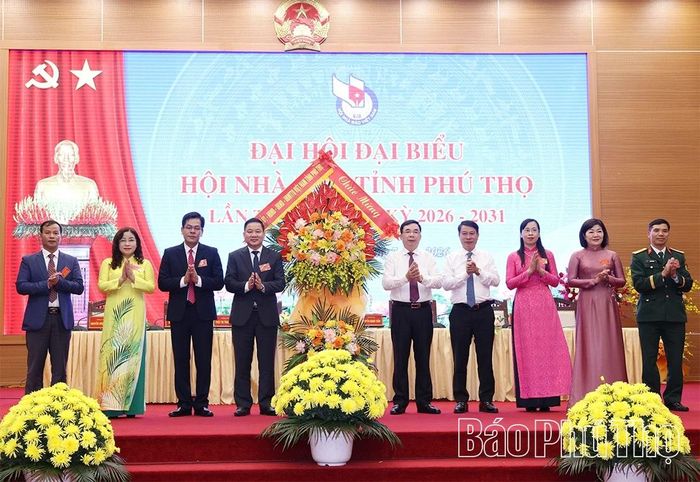 Các đồng chí: Bùi Huy Vĩnh - Phó Bí thư Tỉnh ủy; Nguyễn Khắc Hiếu - Tỉnh ủy viên, Phó Chủ tịch UBND tỉnh tặng hoa chúc mừng Đại hội.