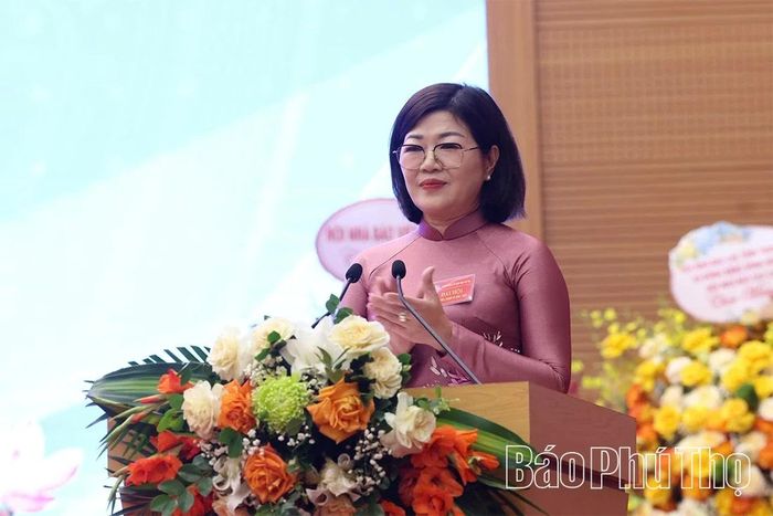 Đồng chí Nguyễn Thị Tuyết Chinh - Phó Giám đốc Báo và phát thanh, truyền hình Phú Thọ phát biểu tại Đại hội.