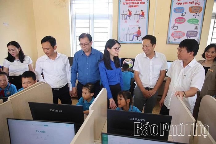 Các đại biểu tham quan công trình thanh niên "Phòng máy tính cho em".