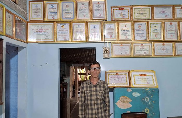 Anh Nguyễn Thanh Bình trong căn nhà nhỏ của mình - Ảnh: N.V