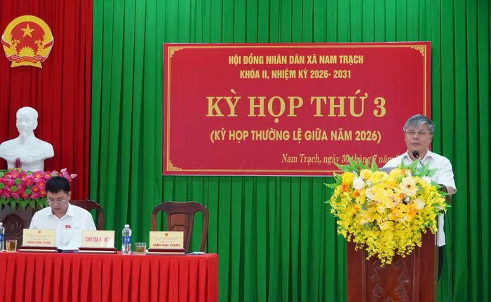 Lãnh đạo HĐND xã phát biểu khai mạc kỳ họp - Ảnh: L.M