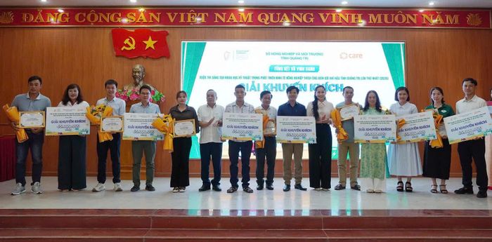 Ban tổ chức trao giải Khuyến khích cho các đơn vị - Ảnh: H.N