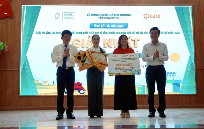 Lãnh đạo tỉnh trao giải Nhất cho Hợp tác xã sản xuất, kinh doanh dịch vụ nông nghiệp-thủy sản Lộc Phát, xã Lệ Ninh - Ảnh: H.N
