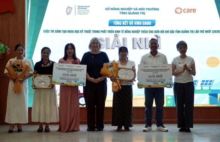 Ban tổ chức trao giải Nhì cho Tổ hợp tác thôn Cang Gián, xã Bến Hải và Hợp tác xã dược liệu sạch Thủy Mai, xã Đồng Lê - Ảnh: H.N