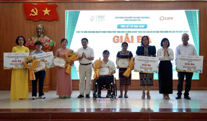 Ban tổ chức trao giải Ba cho các đơn vị - Ảnh: H.N