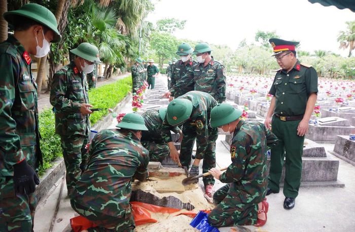Khai quật và lấy mẫu sinh phẩm mộ liệt sĩ chưa xác định được thông tin - Ảnh: C.H