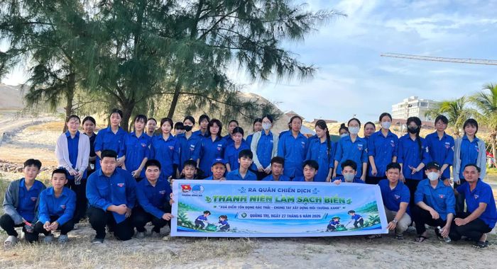 Tuổi trẻ Đồng Hới với chiến dịch “Thanh niên làm sạch biển” - Ảnh: H.Tr