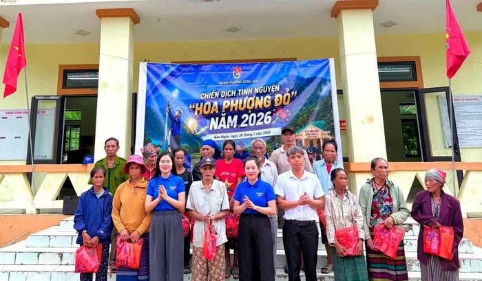 Đại diện lãnh đạo Ủy ban MTTQ Việt Nam phường Đồng Hới và Đoàn phường trao quà các hộ gia đình và các em thiếu nhi ở bản Tân Ly - Ảnh: P.V