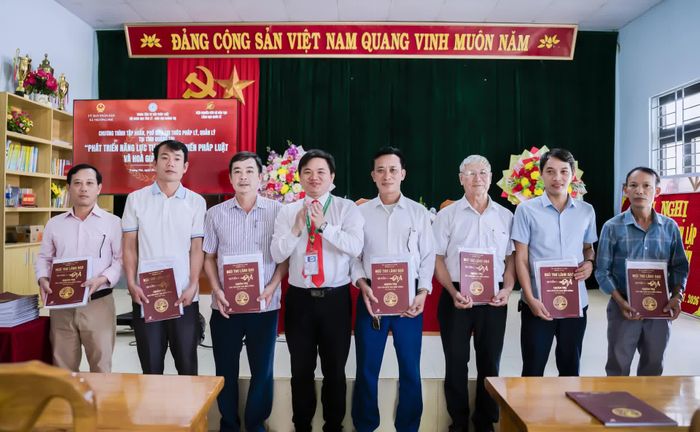 Trao tặng sách “Quản trị gia sản đất đai bền vững” thuộc bộ sách “Ngũ thư lãnh đạo” cho đại diện các thôn nhằm phục vụ công tác nghiên cứu, tuyên truyền, phổ biến pháp luật tại cơ sở - Ảnh: H.T