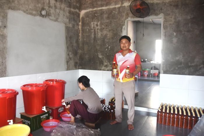 Nước mắm thành phẩm chế biến tại cơ sở sản xuất của anh Đặng Hải Nhân - Ảnh: Đ.V