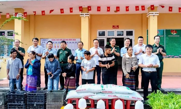 Đồn Biên phòng Cồn Roàng trao tặng cây, con giống cho các hộ nghèo xã Thượng Trạch - Ảnh: T.M