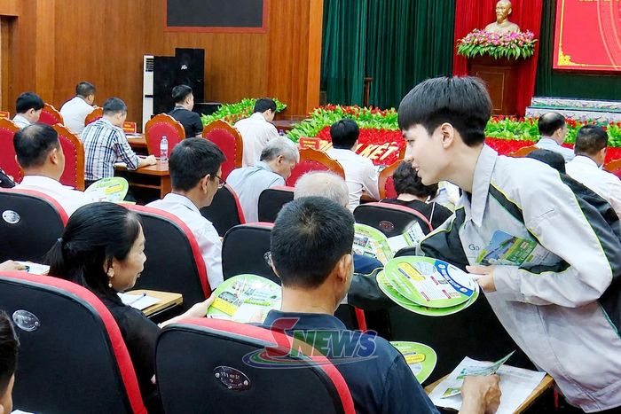 Doanh nghiệp phát tờ rơi giới thiệu việc làm tới người lao động.
