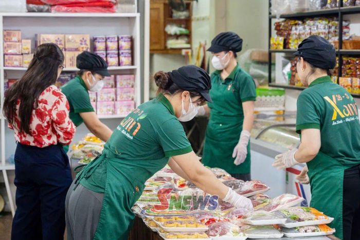 Cửa hàng bán thực phẩm sơ chế, chế biến sẵn của Hợp tác xã Nông nghiệp 26/3 tại phường Tô Hiệu.