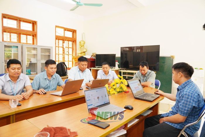 Chi bộ Trường Tiểu học và THCS É Tòng, xã Long Hẹ họp triển khai nhiệm vụ.
