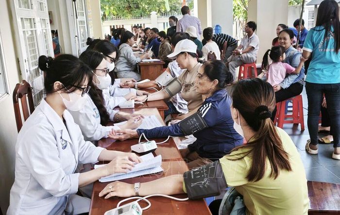 Y bác sĩ Bệnh viện Lê Văn Thịnh (TP Hồ Chí Minh) thực hiện khám sức khỏe cho người dân xã Long Hải.