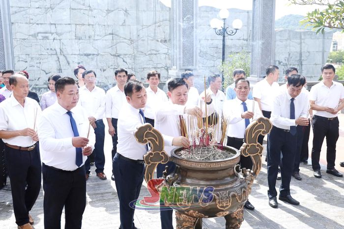 Đại biểu dâng hương Đền thờ Bác Hồ.