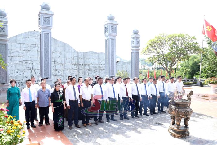 Đoàn đại biểu dâng hương Đền thờ Bác Hồ.