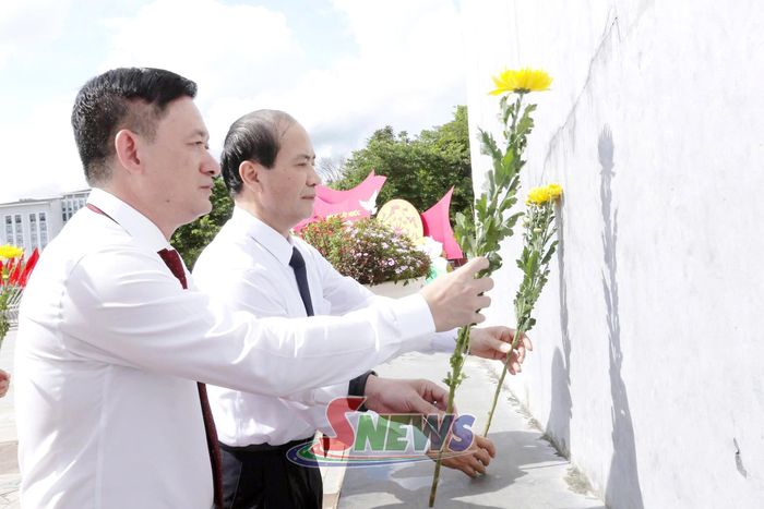 Đại biểu dâng hoa Tượng đài "Bác Hồ với đồng bào các dân tộc Tây Bắc".