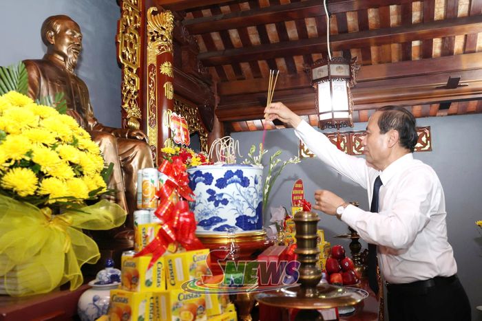 Lãnh đạo Hiệp hội Doanh nghiệp tỉnh dâng hương Đền thờ Bác Hồ.