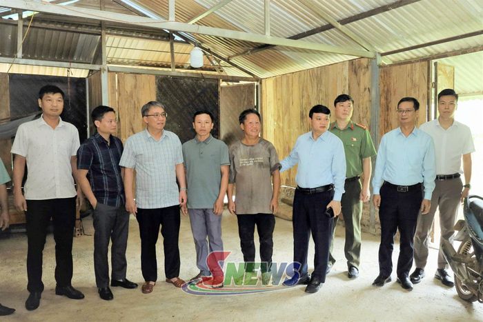 Đoàn công tác kiểm tra xóa nhà tạm tại bản Thẳm Hon, xã Mường Bú.