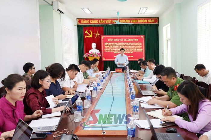 Đồng chí Đặng Ngọc Hậu cùng đoàn công tác làm việc tại xã Mường Bú.
