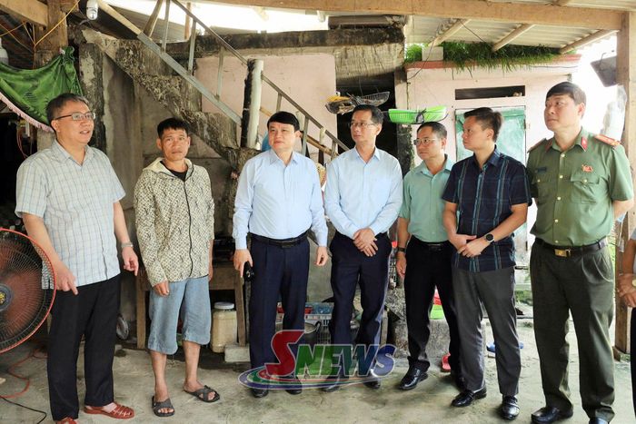 Đồng chí Đặng Ngọc Hậu cùng đoàn công tác kiểm tra xóa nhà tạm tại bản Tạ Búng, xã Mường Bú.