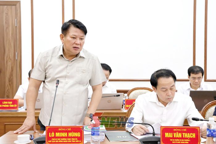 Đồng chí Lò Minh Hùng, Phó Bí thư Thường trực Tỉnh ủy, Chủ tịch HĐND tỉnh, tham gia ý kiến tại hội nghị.