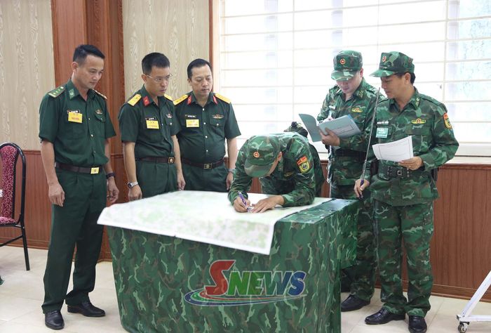 Cơ quan Ban Chỉ đạo diễn tập và Tổ đạo diễn theo dõi Đồn Biên phòng Nậm Lạnh diễn tập.