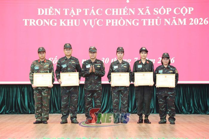 UBND xã Sốp Cộp tặng giấy khen cho các tập thể có thành tích xuất sắc.