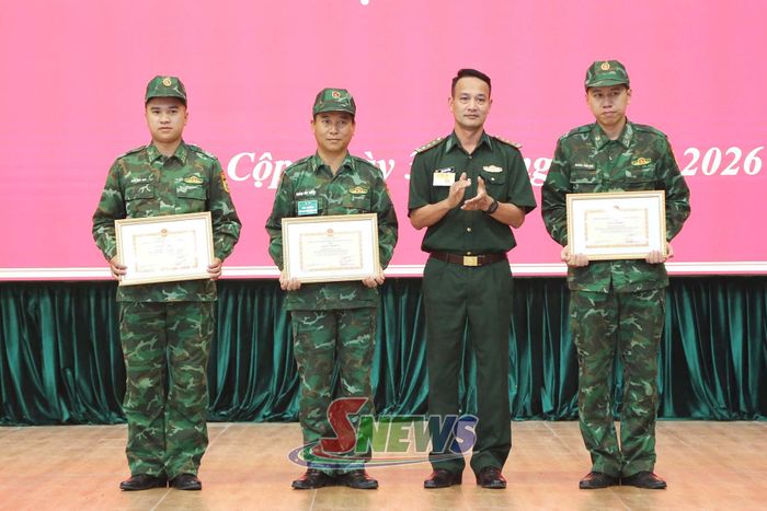 Ban Chỉ huy BĐBP tỉnh tặng giấy khen cho các cá nhân có thành tích xuất sắc.