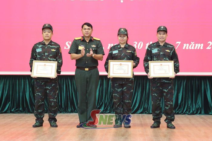 Bộ CHQS tỉnh tặng giấy khen cho các tập thể, cá nhân có thành tích xuất sắc.