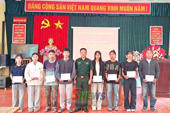 Đại diện lãnh đạo Đồn Biên phòng Chiềng Tương trao kinh phí hỗ trợ cho học sinh theo Chương trình “Ươm mầm xanh biên giới, vững bước tương lai”.Ảnh: Đồn Biên phòng Chiềng Tương