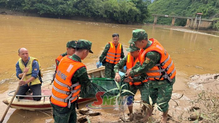 Lực lượng cứu hộ trục vớt thi thể nạn nhân