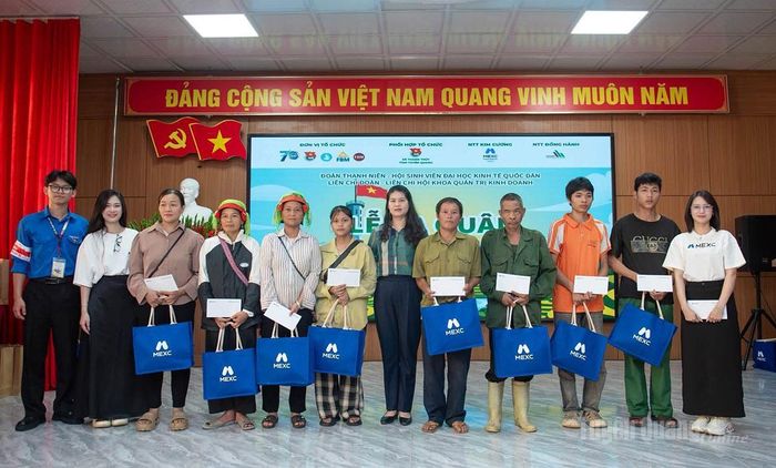 Đoàn xã Thanh Thủy phối hợp đoàn Trường Đại học kinh tế Quốc dân trao tặng quà gia đình có hoàn cảnh khó khăn trên địa bàn.