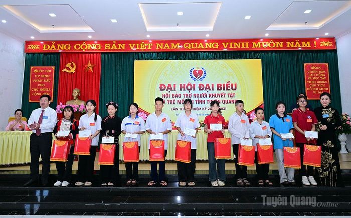 Lãnh đạo Ủy ban MTTQ VN tỉnh và nhà tài trợ trao quà cho trẻ mồi côi.
