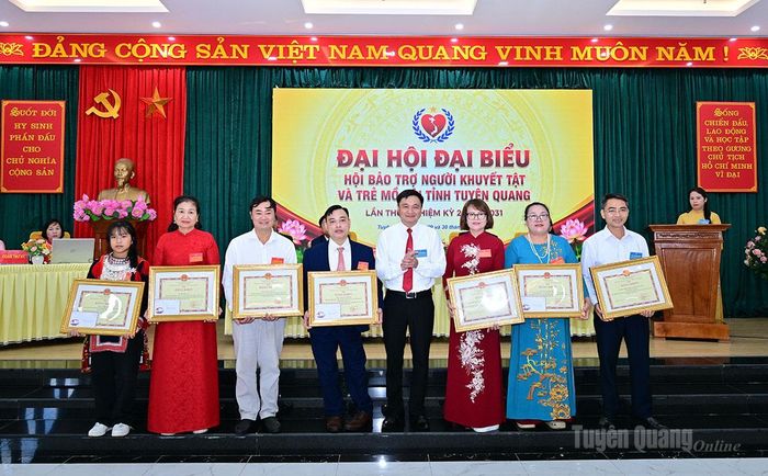 Đồng chí Đỗ Anh Tuấn trao Bằng khen của Chủ tịch UBND tỉnh cho 2 tập thể, 5 cá nhân.