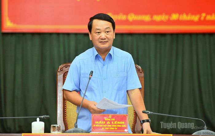 Đồng chí Bí thư Tỉnh ủy Hầu A Lềnh phát biểu tại phiên họp.