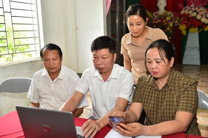 Cán bộ thôn Yên Phú trao đổi về ứng dụng CNTN, chuyển đổi số.