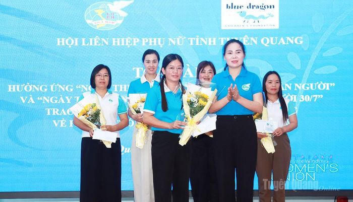 Lãnh đạo Hôi Liên hiệp Phụ nữ tỉnh trao giải Nhất Cuộc thi tiểu phẩm truyền thông về phòng, chống mua bán người năm 2026 cho đội thi xã Sơn Vĩ.