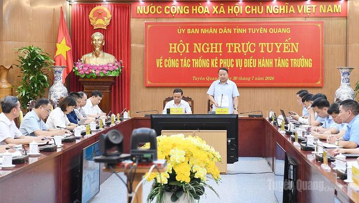 Đồng chí Chủ tịch UBND tỉnh Phan Huy Ngọc phát biểu chỉ đạo tại hội nghị.